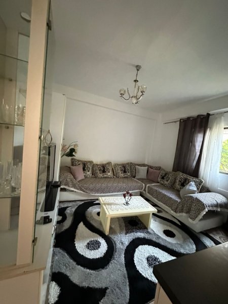Tirane, jepet me qera shtepi 1+1 Kati 1, 60 m² 270 € ( JEPET ME QERA SUPER HYRJE 1+1 E MOBILUAR NË ALI DEM!)