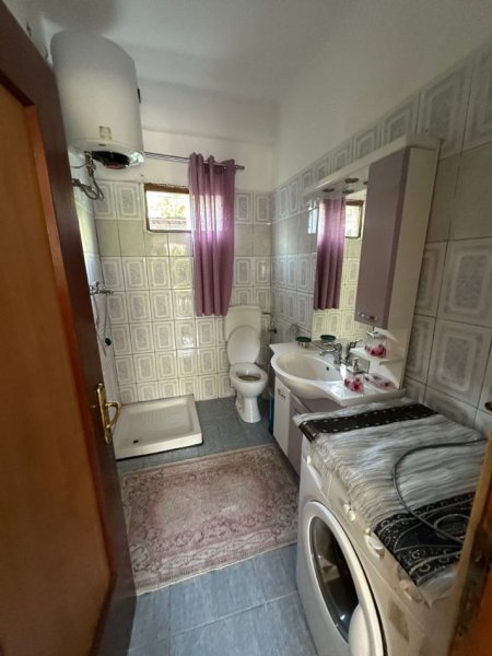 Tirane, jepet me qera shtepi 1+1 Kati 1, 60 m² 270 € ( JEPET ME QERA SUPER HYRJE 1+1 E MOBILUAR NË ALI DEM!)