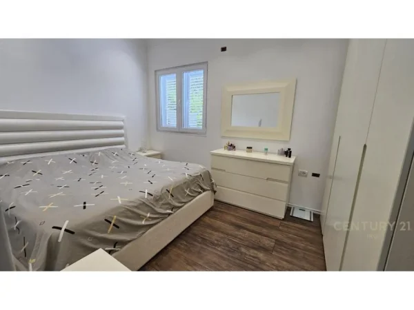 Tirane, shes Vile 2+1 Kati 1, 81 m² 250.000 € (kodra e priftit)
