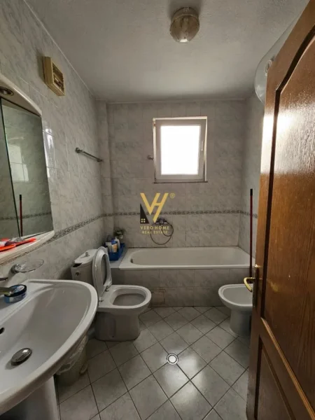 Tirane, shitet apartament 2+1+Ballkon Kati 5, 92 m² 176.000 € (RRUGA E DIBRES)