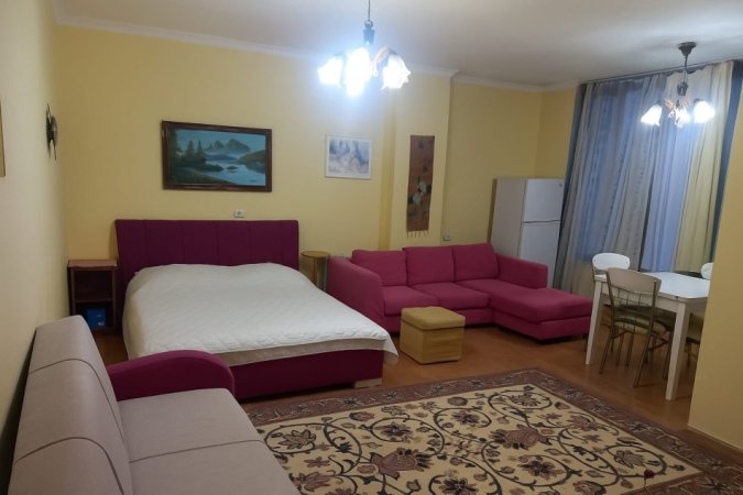 Pogradec, jap me qera garsonier 1+1 Kati 35 € nata(Shetitore)