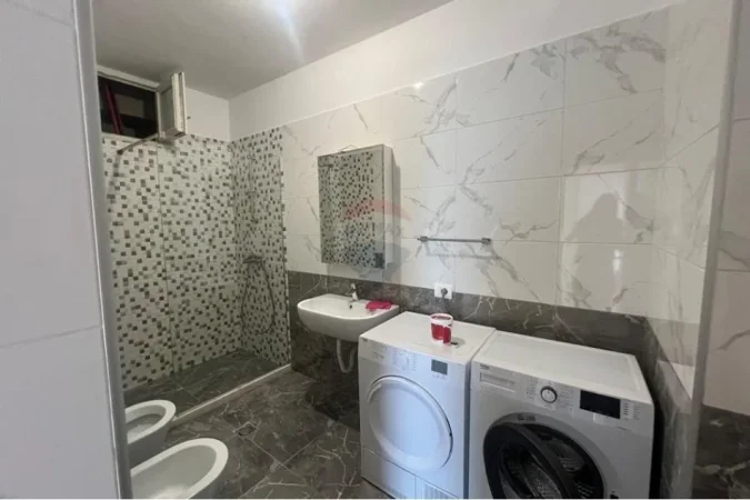 Tirane, jepet me qera apartament 2+1 , 98 m² 800 € (Kopshti Botanik)