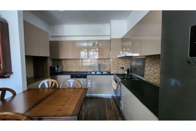 Tirane, jepet me qera apartament 1+1 , 60 m² 600 € (Rruga Muhamet Gjollesha)