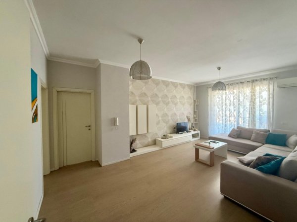 Tirane, jepet me qera apartament 2+1+Aneks+Ballkon Kati 8, 120 m² 600 € (Rruga Aleksander i Madh)