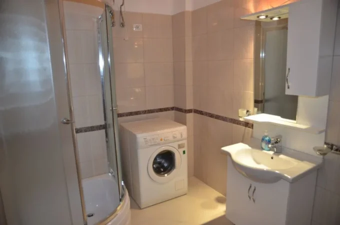 Tirane, jepet me qera apartament 4+1 Kati 5, 210 m² 1.200 € (liqeni i thate)