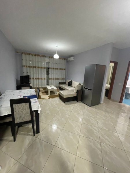 Tirane, jepet me qera apartament 2+1+Ballkon Kati 2, 90 m² 550 € (Liqeni i Thatë, Pranë Marketi im)