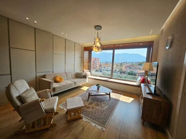 Tirane, jepet me qera apartament 2+1+Aneks+Ballkon Kati 4, 110 m² 1.400 € 