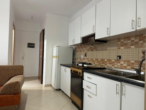 Tirane, jepet me qera garsonier 1+1+Ballkon Kati 0, 40 m² 300 € (&quot;Liqeni i Thate&quot;)