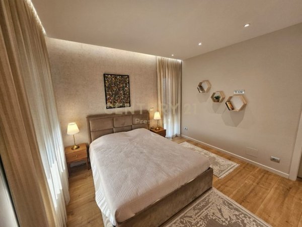 Tirane, jepet me qera apartament 2+1+Aneks+Ballkon Kati 4, 110 m² 1.400 € 