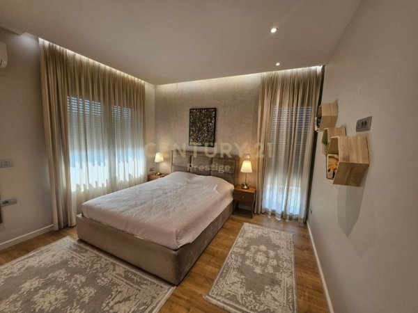Tirane, jepet me qera apartament 2+1+Aneks+Ballkon Kati 4, 110 m² 1.400 € 