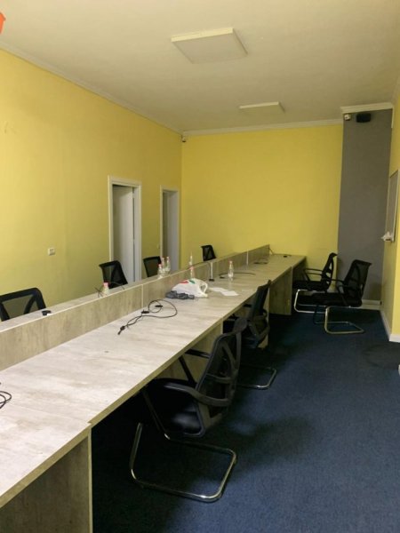 Tirane, jepet me qera Kati 0, 200 m² 2.500 € ( JEPET ME QERA SUPER AMBIENT BIZNESI NË BLLOK (PAS PICERISË ERA))