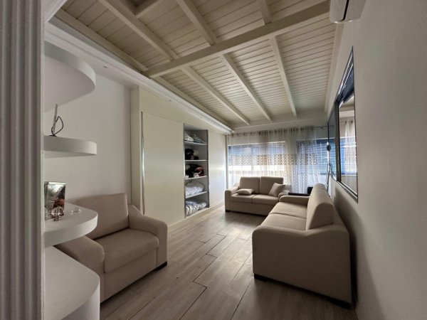 Tirane, shitet apartament Kati 2, 165 m² 250.000 € (Pallati me shigjeta)