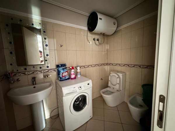 Tirane, shitet apartament Kati 2, 165 m² 250.000 € (Pallati me shigjeta)