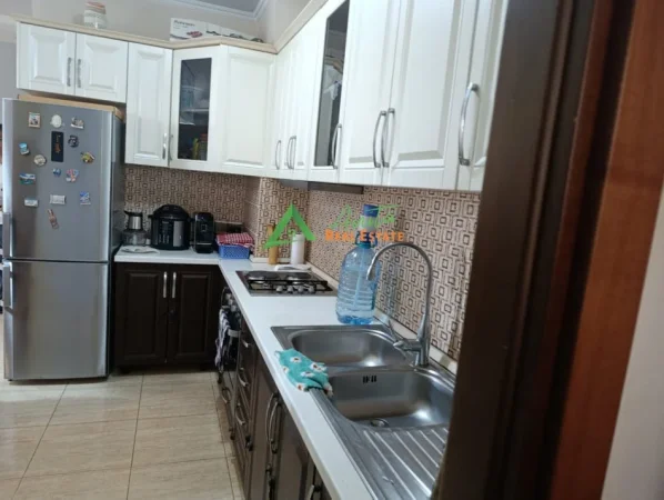 Tirane, shitet apartament 2+1+Ballkon Kati 4, 86 m² 158 000 Euor(Ish Fusha Aviacionit)