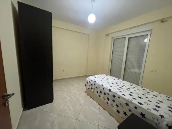 Tirane, jepet me qera apartament 2+1+Ballkon Kati 2, 90 m² 550 € (hamdi sina)