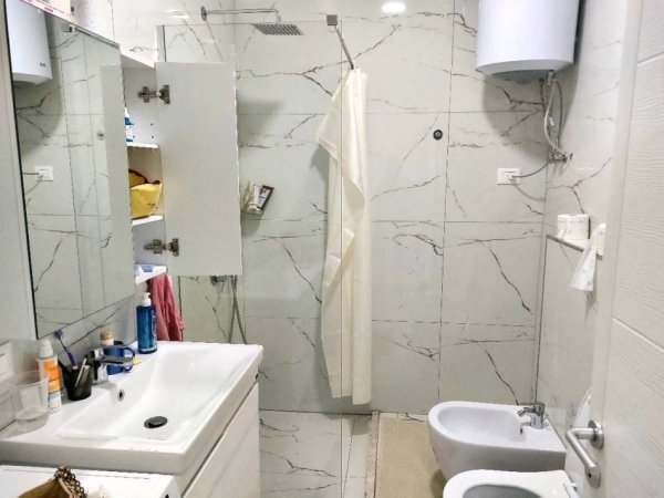 Tirane, jepet me qera : 1+1+ 2 Ballkone || Pllt.2025 -📍Prane Shkolles se Baletit - 600€- S. 75m² - Kt.5