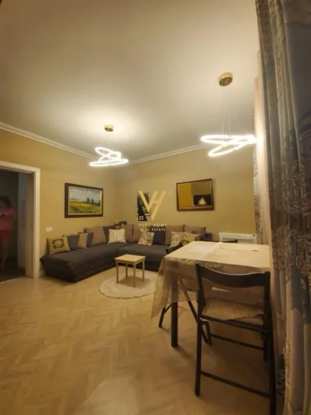 Tirane, jepet me qera apartament 2+1+Ballkon Kati 1, 100 m² 800 € (RRUGA E DIBRES)