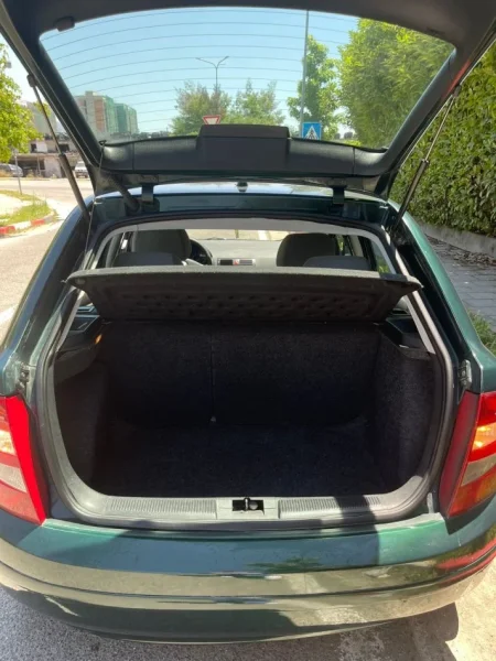 Tirane, shitet makine Skoda Fabia , jeshile manuale Kondicioner 270.000 km 2.500 €