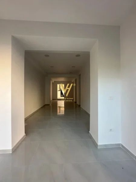 Tirane, jepet me qera ambjent biznesi Kati 0, 65 m² 1.700 € (21 DHJETORI)