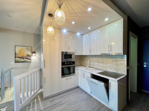 Tirane, jepet me qera apartament duplex 2+1+Ballkon Kati 1, 130 m² 600 € (Rezidenca Kodra e Diellit)