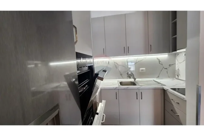 Tirane, jepet me qera apartament 2+1 , 110 m² 800 € (kompleksi Delijorgj)