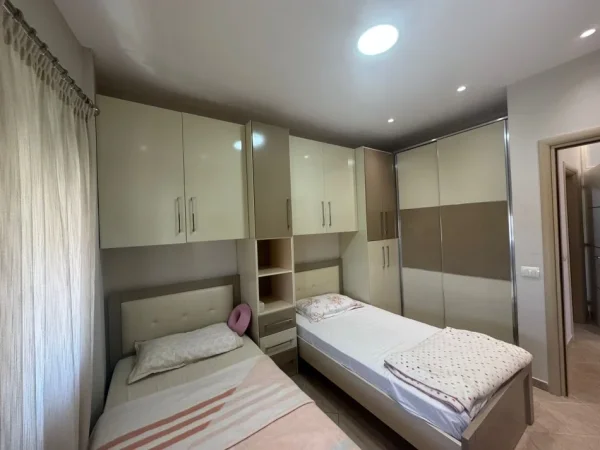 Tirane, jepet me qera apartament 2+1 Kati 5, 110 m² 650 € (Prane Shkolles se Bashkuar)