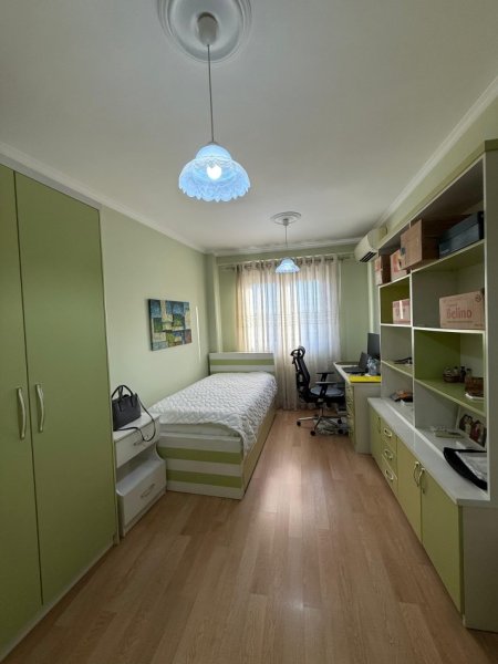Japim me qira Apartament 2+1 plus postparkim, tek Tregu i Ri Elektrik ne Ali Dem.