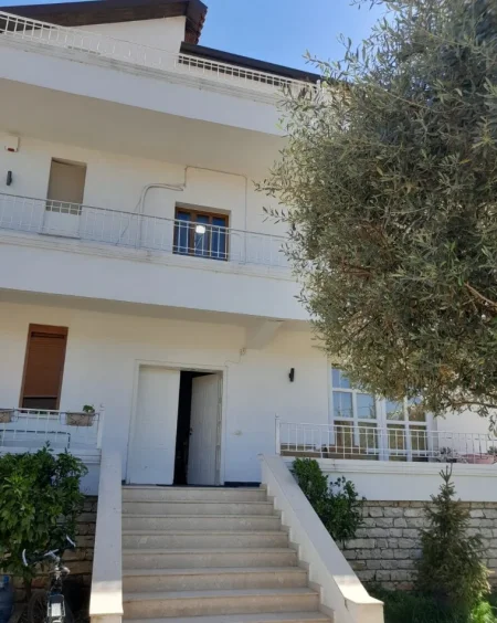 Tirane, jepet me qera Vile 3 Katshe Kati 0, 450 m² 1.500 € (Prane Shkolles s e Bashkuar)