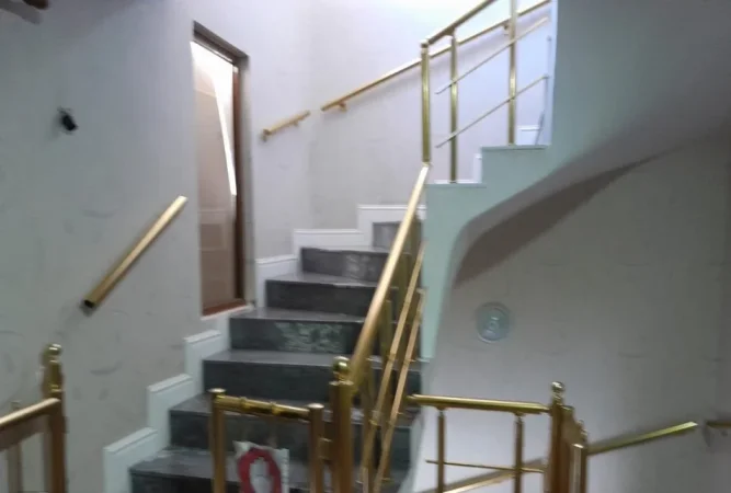 Tirane, jepet me qera Vile 3 Katshe Kati 0, 450 m² 1.500 € (Prane Shkolles s e Bashkuar)