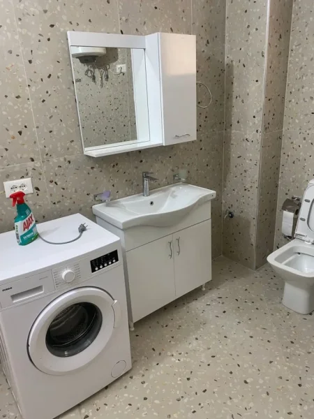 Tirane, jepet me qera Kati 2, 120 m² 1.300 € ( JEPET ME QERA SUPER APARTAMENT 2+1+2 BALLKONE NE BLLOK NE ZEMER TE TIRANES I PËRSHTATSHËM PËR ZYRA)