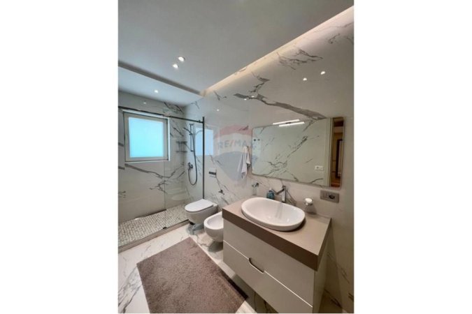 Tirane, jepet me qera apartament 2+1 , 120 m² 1.200 € (Ambasada Amerikane)