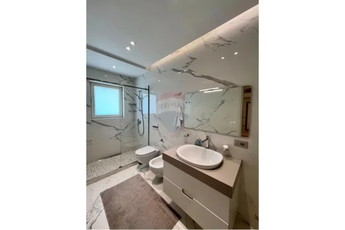 Tirane, jepet me qera apartament 2+1 , 120 m² 1.200 € (Ambasada Amerikane)