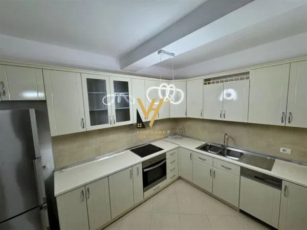 Tirane, jepet me qera apartament 3+1+Ballkon Kati 5, 120 m² 1.000 € (LIQENI THATE)