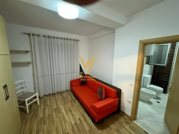 Tirane, jepet me qera apartament 3+1+Ballkon Kati 5, 120 m² 1.000 € (LIQENI THATE)