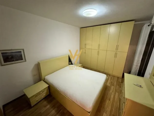 Tirane, jepet me qera apartament 3+1+Ballkon Kati 5, 120 m² 1.000 € (LIQENI THATE)