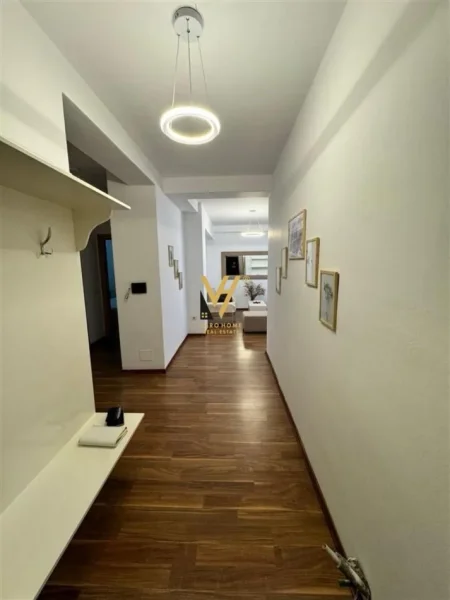 Tirane, jepet me qera apartament 3+1+Ballkon Kati 5, 120 m² 1.000 € (LIQENI THATE)