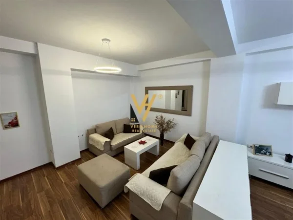 Tirane, jepet me qera apartament 3+1+Ballkon Kati 5, 120 m² 1.000 € (LIQENI THATE)