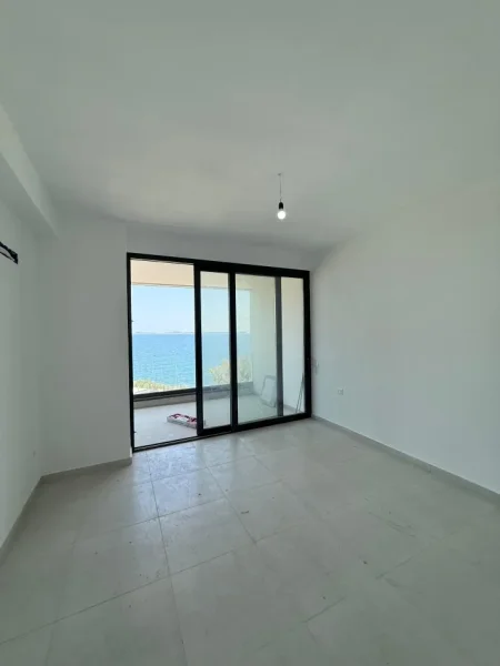 Vlore - Lungomare, shitet apartament 1+1+Ballkon , 280.000 € 