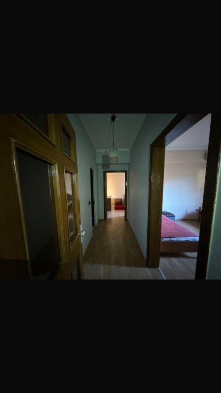 Tirane, jepet me qera apartament 3+1 Kati 2, 600 € 