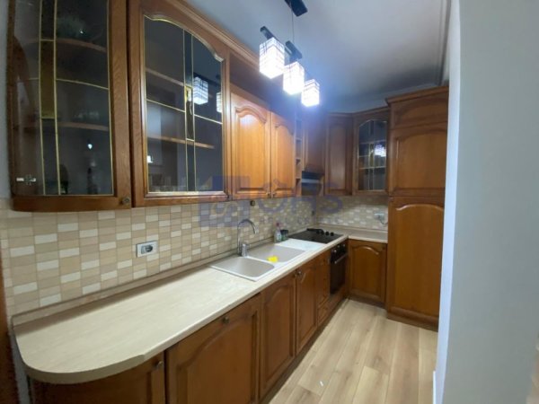Tirane, jepet me qera apartament 2+1+Aneks+Ballkon Kati 3, 97 m² 650 € (Rruga Sulejman Delvina)