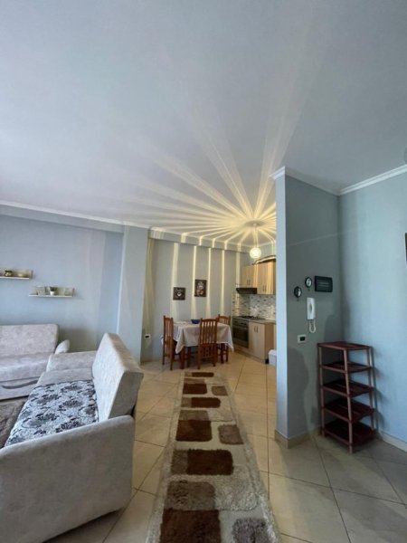 Tirane, jepet me qera apartament 1+1+Ballkon Kati 7, 70 m² 450 € (Yzberisht, Fitness Unik)