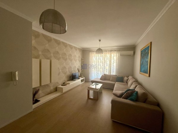 Tirane, jepet me qera apartament 2+1+Aneks+Ballkon Kati 8, 110 m² 600 € (Rruga Aleksandri i Madh)