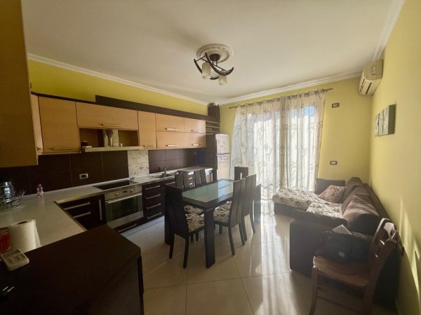 Tirane, jepet me qera apartament 2+1+Aneks+Ballkon Kati 8, 110 m² 600 € (Rruga Aleksandri i Madh)