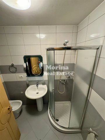 Tirane, jepet me qera apartament 3+1 Kati 5, 120 m² 1.000 € (Liqeni i Thate)