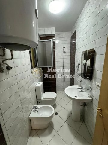 Tirane, jepet me qera apartament 3+1 Kati 5, 120 m² 1.000 € (Liqeni i Thate)
