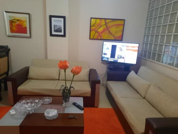 Tirane, jepet me qera apartament 2+1 Kati 5, 