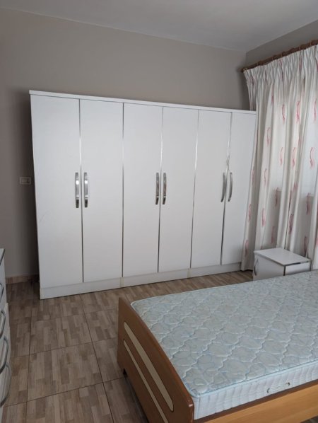 EPET ME QERA HYRJE 2+1 TEK RRUGA ELBASANIT  450 € ( *JEPET ME QERA HYRJE 2+1 TEK RRUGA ELBASANIT 3 VËLLEZËRIT KONDI!*)