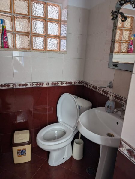 EPET ME QERA HYRJE 2+1 TEK RRUGA ELBASANIT  450 € ( *JEPET ME QERA HYRJE 2+1 TEK RRUGA ELBASANIT 3 VËLLEZËRIT KONDI!*)