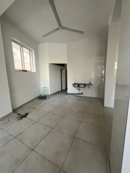 Tirane, jepet me qera ambjent biznesi Kati 0, 105 m² 800 € 
