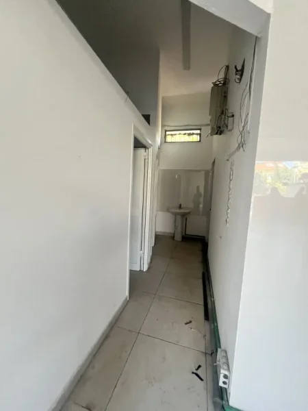 Tirane, jepet me qera ambjent biznesi Kati 0, 105 m² 800 € 